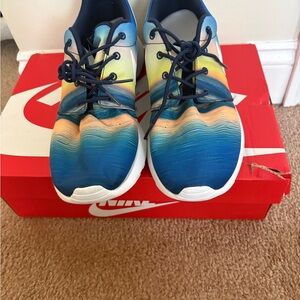 Nike Men's Blue and Yellow Gradient Athletic Sneakers